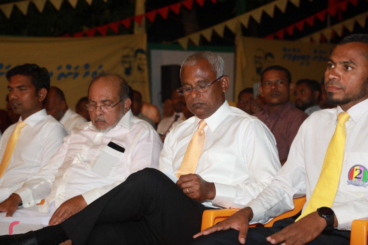 ސެޕްޓެމްބަރު 1، 2018: ގުޅިފައިވާ އިއްތިހާދުން އިންތިޒާމްކޮށްގެން ގދ ގައްދޫގައި ބޭއްވި ޖަލްސާގެ ތެރެއިން، މި ޖަލްސާގައި ގުޅިފައިވާ އިއްތިހާދުގެ ރިޔާސީ ކެނޑިޑޭޓް އިބްރާހިމް މުހައްމަދު ސޯލިހުގެ އިތުރުން އިއްތިހާދުގެ ގިނަ އިސްވެރިން ވަނީ ބައިވެރިވެވަޑައިގެންފައި