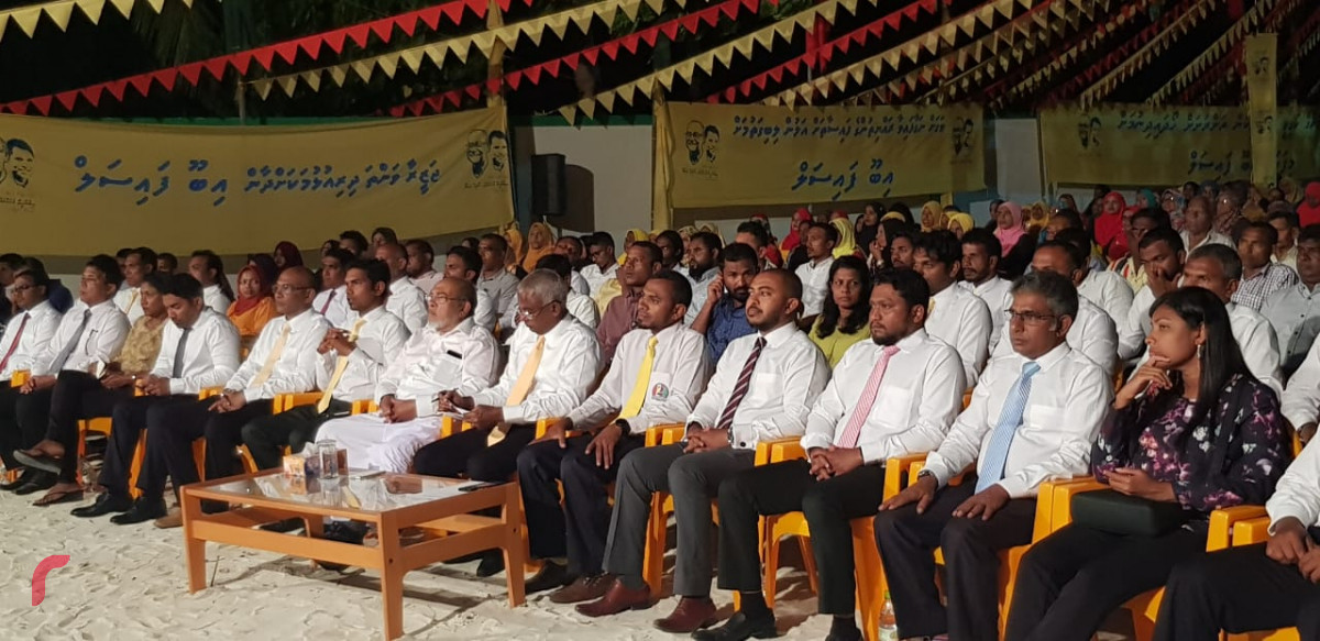 ސެޕްޓެމްބަރު 1، 2018: ގުޅިފައިވާ އިއްތިހާދުން އިންތިޒާމްކޮށްގެން ގދ ގައްދޫގައި ބޭއްވި ޖަލްސާގެ ތެރެއިން، މި ޖަލްސާގައި ގުޅިފައިވާ އިއްތިހާދުގެ ރިޔާސީ ކެނޑިޑޭޓް އިބްރާހިމް މުހައްމަދު ސޯލިހުގެ އިތުރުން އިއްތިހާދުގެ ގިނަ އިސްވެރިން ވަނީ ބައިވެރިވެ ވަޑައިގެންފައި