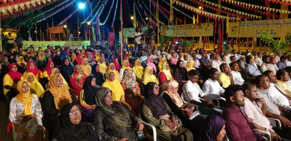 ސެޕްޓެމްބަރު 1، 2018: ގުޅިފައިވާ އިއްތިހާދުން އިންތިޒާމްކޮށްގެން ގދ ގައްދޫގައި ބޭއްވި ޖަލްސާގެ ތެރެއިން، މި ޖަލްސާގައި ގުޅިފައިވާ އިއްތިހާދުގެ ރިޔާސީ ކެނޑިޑޭޓް އިބްރާހިމް މުހައްމަދު ސޯލިހުގެ އިތުރުން އިއްތިހާދުގެ ގިނަ އިސްވެރިން ވަނީ ބައިވެރިވެވަޑައިގެންފައި