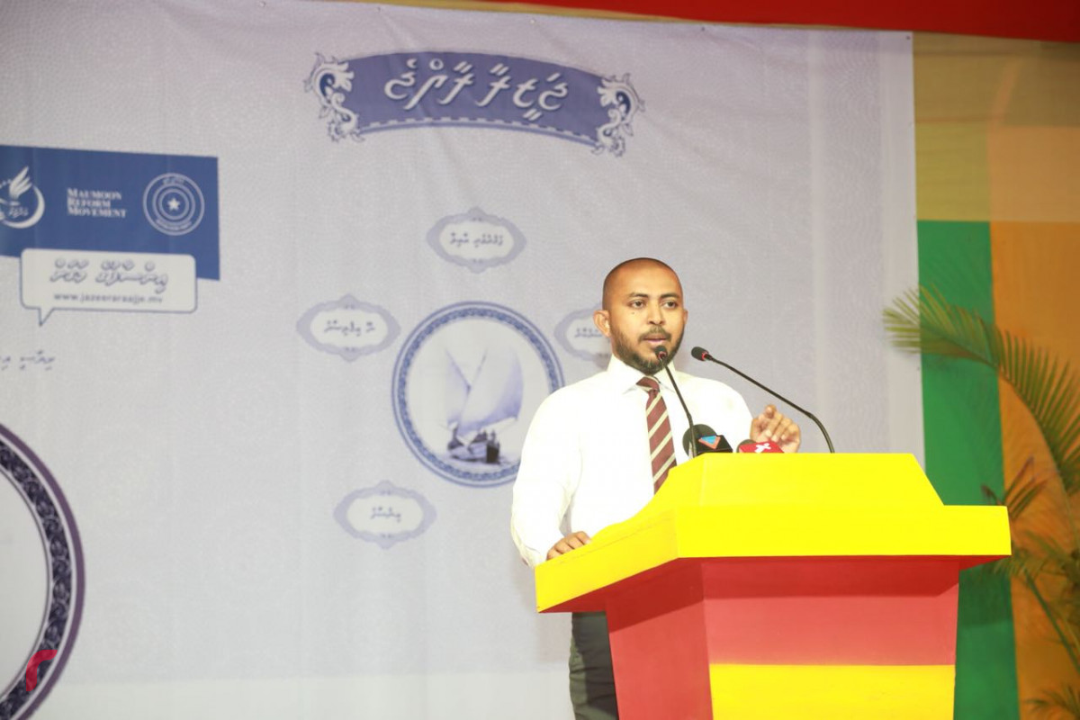 ސެޕްޓެމްބަރު 1، 2018: ގުޅިފައިވާ އިއްތިހާދުން އިންތިޒާމްކޮށްގެން ގދ ގައްދޫގައި ބޭއްވި ޖަލްސާގައި މަޑުއްވަރީ ދާއިރާގެ މަޖިލިސް މެމްބަރު މުހައްމަދު އަމީތު ވާހަކަފުޅު ދައްކަވަނީ