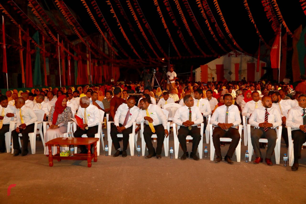 ސެޕްޓެމްބަރު 2، 2018 : ގުޅިފައިވާ އިއްތިހާދުން ގއ ވިލިނގިލީގައި ބޭއްވި ޖަލްސާގެ ތެރެއިން. މި ޖަލްސާގައި ގުޅިފައިވާ އިއްތިހާދުގެ ރިޔާސީ ކެނޑިޑޭޓް އިބްރާާހިމް މުހައްމަދު ސޯލިހުގެ އިތުރުން އިއްތިހާދުގެ ގިނަ އިސްވެރިން ވަނީ ބައިވެރިވެވަޑައިގެންފައި.