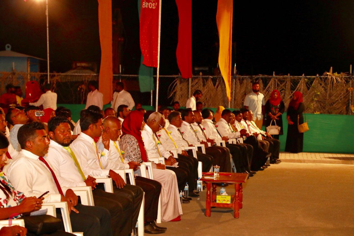 ސެޕްޓެމްބަރު 2، 2018 : ގުޅިފައިވާ އިއްތިހާދުން ގއ ވިލިނގިލީގައި ބޭއްވި ޖަލްސާގެ ތެރެއިން. މި ޖަލްސާގައި ގުޅިފައިވާ އިއްތިހާދުގެ ރިޔާސީ ކެނޑިޑޭޓް އިބްރާާހިމް މުހައްމަދު ސޯލިހުގެ އިތުރުން އިއްތިހާދުގެ ގިނަ އިސްވެރިން ވަނީ ބައިވެރިވެވަޑައިގެންފައި.