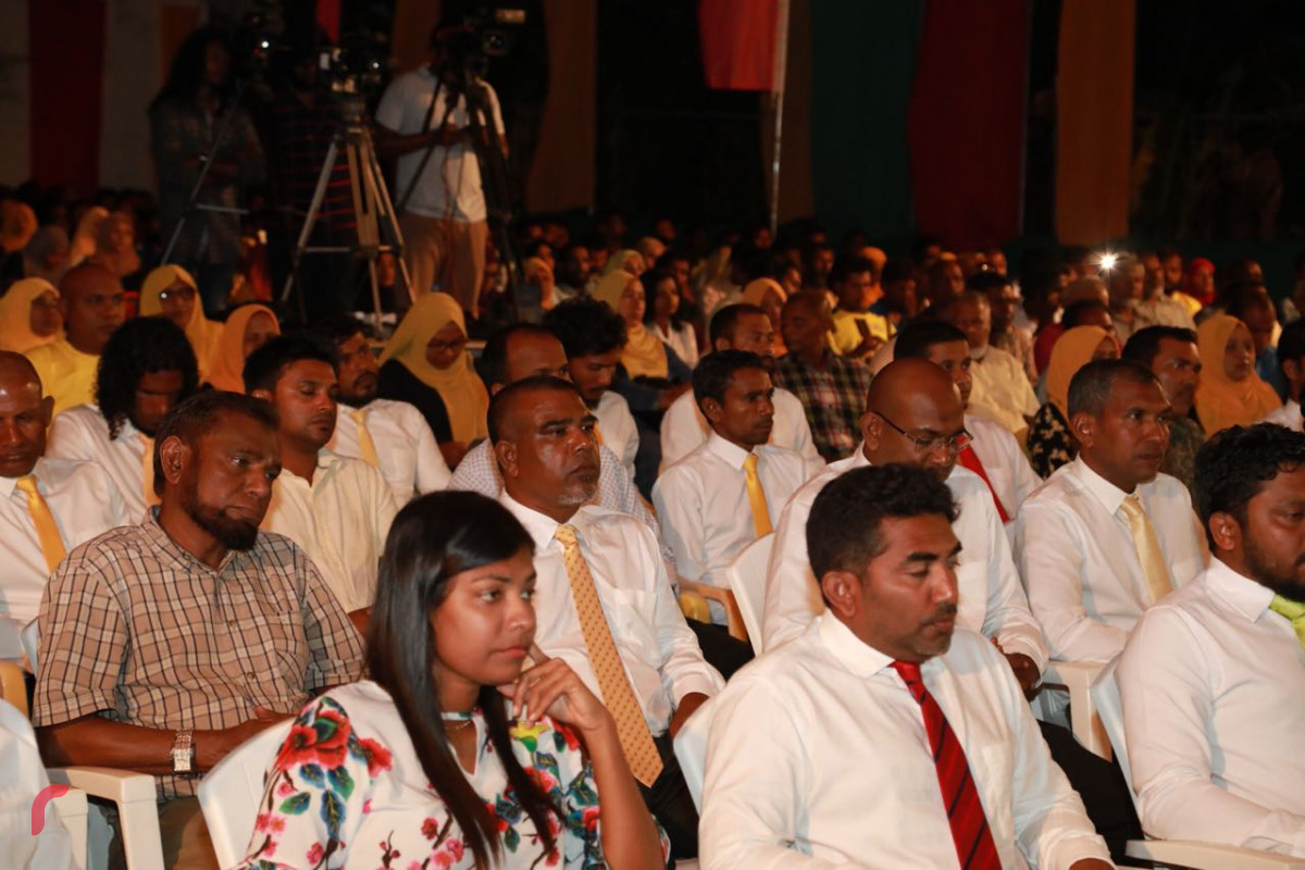 ސެޕްޓެމްބަރު 2، 2018 : ގުޅިފައިވާ އިއްތިހާދުން ގއ ވިލިނގިލީގައި ބޭއްވި ޖަލްސާގެ ތެރެއިން. މި ޖަލްސާގައި ގުޅިފައިވާ އިއްތިހާދުގެ ރިޔާސީ ކެނޑިޑޭޓް އިބްރާާހިމް މުހައްމަދު ސޯލިހުގެ އިތުރުން އިއްތިހާދުގެ ގިނަ އިސްވެރިން ވަނީ ބައިވެރިވެވަޑައިގެންފައި.