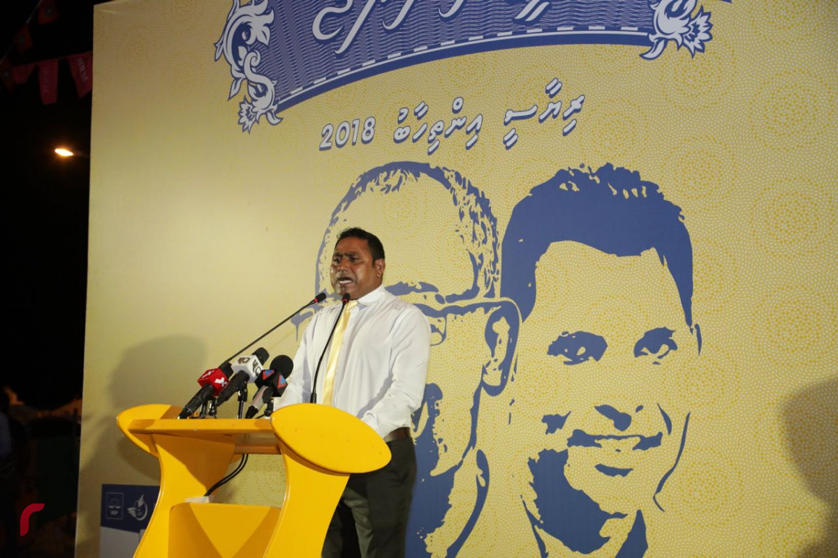 ސެޕްޓެމްބަރު 2، 2018 : ގުޅިފައިވާ އިއްތިހާދުން ގއ ވިލިނގިލީގައި ބޭއްވި ޖަލްސާގައި ކޫއްޑޫގެ ކުރީގެ ރީޖަނަލް މެނޭޖަރ މަސައޫދު އަހްމަދު ވާހަކަފުޅު ދައްކަވަނީ.