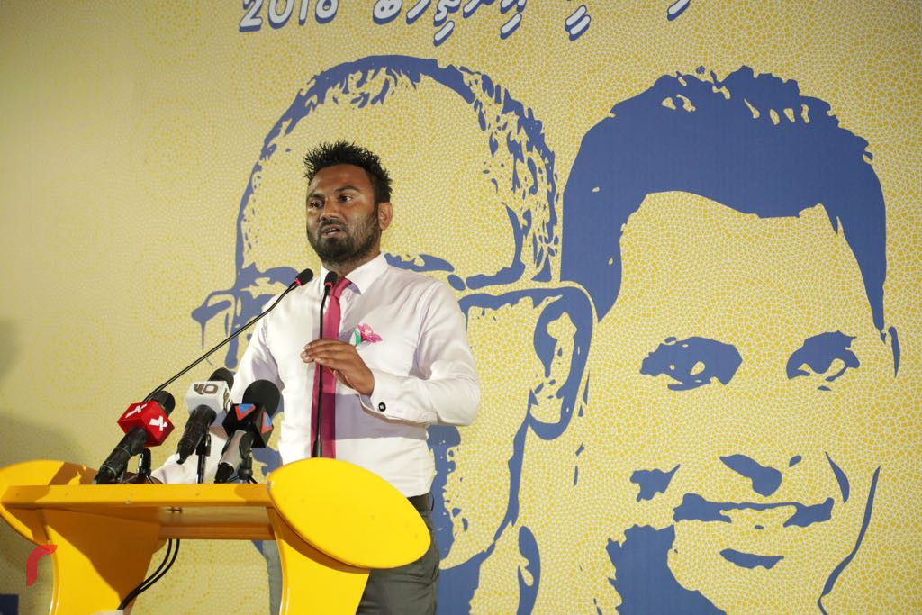 ސެޕްޓެމްބަރު 2، 2018 : ގުޅިފައިވާ އިއްތިހާދުން ގއ ވިލިނގިލީގައި ބޭއްވި ޖަލްސާގައި މައުމޫން ރީފޯމް މޫވްމަންޓްގެ މެމްބަރު ތަޒްމީލް އަބްދުލް ސަމަދު ވާހަކަފުޅު ދައްކަވަނީ.