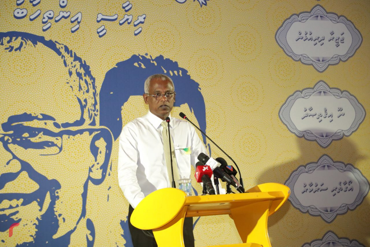 ސެޕްޓެމްބަރު 2، 2018 : ގުޅިފައިވާ އިއްތިހާދުން ގއ ވިލިނގިލީގައި ބޭއްވި ޖަލްސާގައި ގުޅިފައިވާ އިއްތިހާދުގެ ރިޔާސީ ކެންޑިޑޭޓް އިބްރާހިމް މުހައްމަދު ސޯލިހު ވާހަކަފުޅު ދައްކަވަނީ.