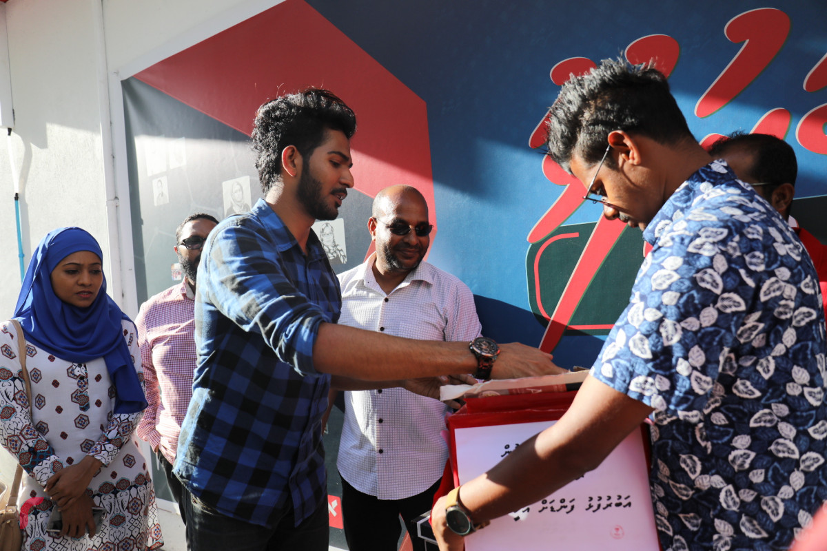 ސެޕްޓެމްބަރު 4، 2018: ބްރޯޑްކާސްޓިން ކޮމިޝަނުން ރާއްޖެޓީވީ ދެ މިލިއަން ރުފިޔާވިން ޖޫރިމަނާކޮށްފައިވުމާއެކު ހުޅުވާފައިވާ "އަބުރުފުޅު ފަންޑް" އަށް ވީމިޑިއާއިން ވަނީ އެހީތެރިކަން ފޯރުކޮށްދިނުމުގެ ތެރެއިން.