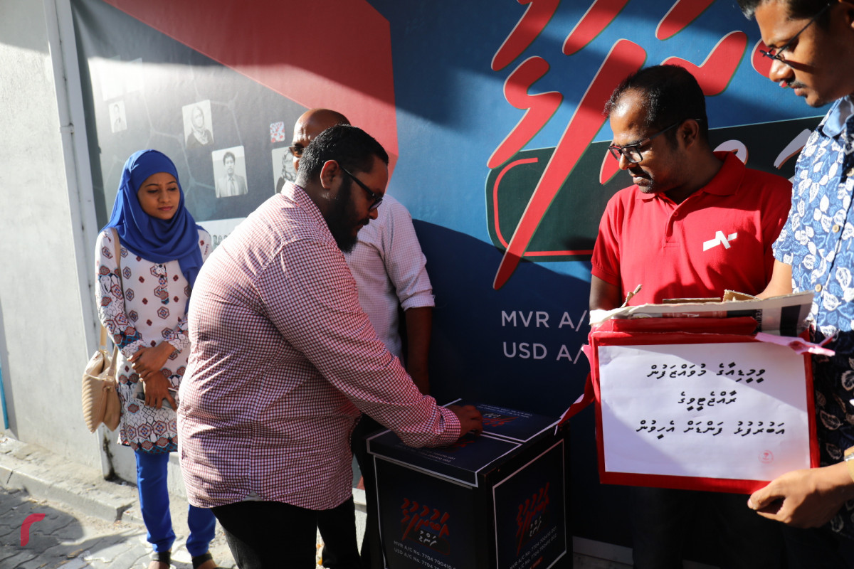 ސެޕްޓެމްބަރު 4، 2018: ބްރޯޑްކާސްޓިން ކޮމިޝަނުން ރާއްޖެޓީވީ ދެ މިލިއަން ރުފިޔާވިން ޖޫރިމަނާކޮށްފައިވުމާއެކު ހުޅުވާފައިވާ "އަބުރުފުޅު ފަންޑް" އަށް ވީމިޑިއާއިން ވަނީ އެހީތެރިކަން ފޯރުކޮށްދިނުމުގެ ތެރެއިން ވީމީޑިއާގެ މުއައްޒަފުން އަބުރުފުޅު ފަންޑަށް ފައިސާ ލަނީއެވެ.