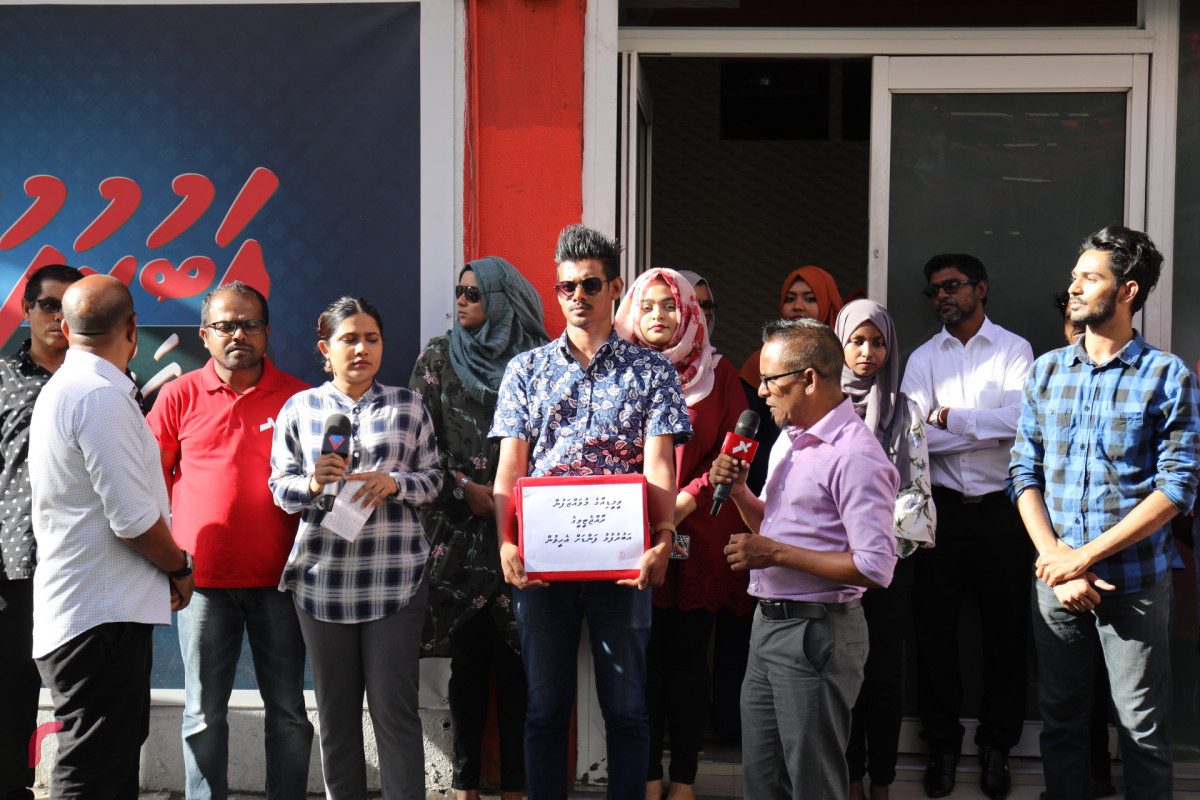 ސެޕްޓެމްބަރު 4، 2018: ބްރޯޑްކާސްޓިން ކޮމިޝަނުން ރާއްޖެޓީވީ ދެ މިލިއަން ރުފިޔާވިން ޖޫރިމަނާކޮށްފައިވުމާއެކު ހުޅުވާފައިވާ "އަބުރުފުޅު ފަންޑް" އަށް ވީމިޑިއާއިން ވަނީ އެހީތެރިކަން ފޯރުކޮށްދިނުމުގެ ތެރެއިން ރާއްޖެޓީވީ އަދި ވީމީޑިއާގެ ބައެއް މުއައްޒަފުން ރާޢްޖެޓީވީ ބޭރުގައި މަޑުކޮށްލައިގެންނެވެ.