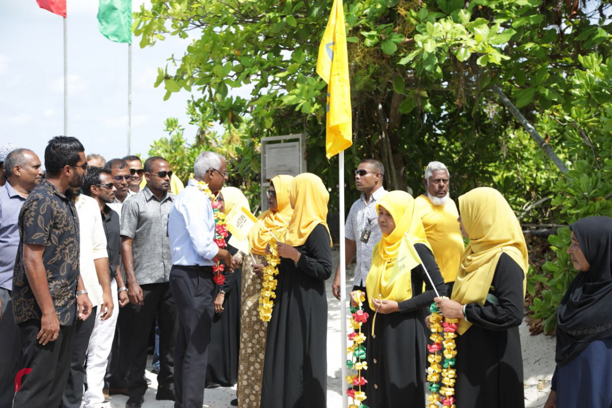 ސެޕްޓެމްބަރު 5، 2018: ގުޅިފައިވާ އިއްތިހާދުގެ ރިޔާސީ ކެންޑިޑޭޓް އިބްރާހިމް މުހައްމަދު ސޯލިހު ހއ އަތޮޅަށް ކުރައްވަމުން ގެންދަވާ ދަތުރުފުޅުގައި ހއ މޮޅަދޫއަށް ވަޑައިގަތުމުން މޮޅަދޫ ރައްޔިތުން އިބްރާހިމް މުހައްމަދު ސޯލިހުއަށް މަރުހަބާ ދަންނަވަނީ.