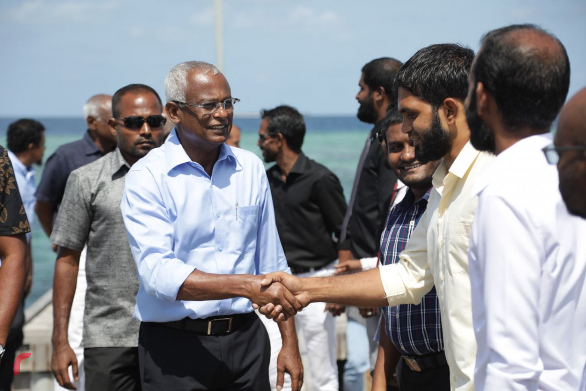 ސެޕްޓެމްބަރު 5، 2018: ގުޅިފައިވާ އިއްތިހާދުގެ ރިޔާސީ ކެންޑިޑޭޓް އިބްރާހިމް މުހައްމަދު ސޯލިހު ހއ އަތޮޅަށް ކުރައްވަމުން ގެންދަވާ ދަތުރުފުޅުގައި ހއ މޮޅަދޫއަށް ވަޑައިގަތުމުން މޮޅަދޫ ރައްޔިތުން އިބްރާހިމް މުހައްމަދު ސޯލިހުއަށް މަރުހަބާ ދަންނަވަނީ.