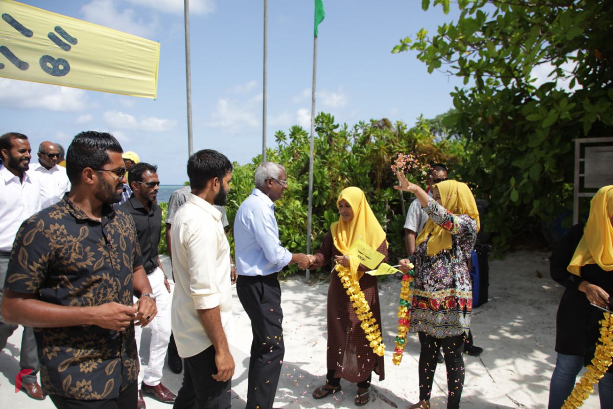 ސެޕްޓެމްބަރު 5، 2018: ގުޅިފައިވާ އިއްތިހާދުގެ ރިޔާސީ ކެންޑިޑޭޓް އިބްރާހިމް މުހައްމަދު ސޯލިހު ހއ އަތޮޅަށް ކުރައްވަމުން ގެންދަވާ ދަތުރުފުޅުގައި ހއ މޮޅަދޫއަށް ވަޑައިގަތުމުން މޮޅަދޫ ރައްޔިތުން އިބްރާހިމް މުހައްމަދު ސޯލިހުއަށް މަރުހަބާ ދަންނަވަނީ.