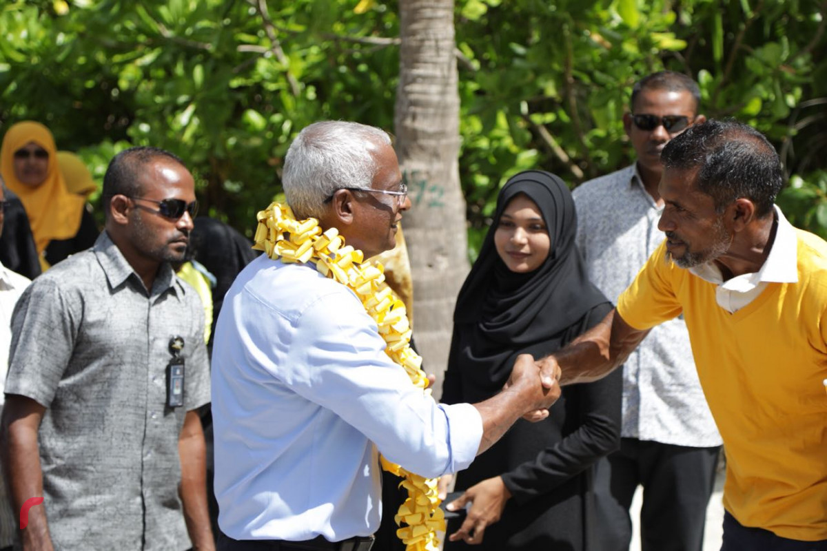 ސެޕްޓެމްބަރު 5، 2018: ގުޅިފައިވާ އިއްތިހާދުގެ ރިޔާސީ ކެންޑިޑޭޓް އިބްރާހިމް މުހައްމަދު ސޯލިހު ހއ އަތޮޅަށް ކުރައްވަމުން ގެންދަވާ ދަތުރުފުޅުގައި ހއ މޮޅަދޫއަށް ވަޑައިގަތުމުން މޮޅަދޫ ރައްޔިތުން އިބްރާހިމް މުހައްމަދު ސޯލިހުއަށް މަރުހަބާ ދަންނަވަނީ.