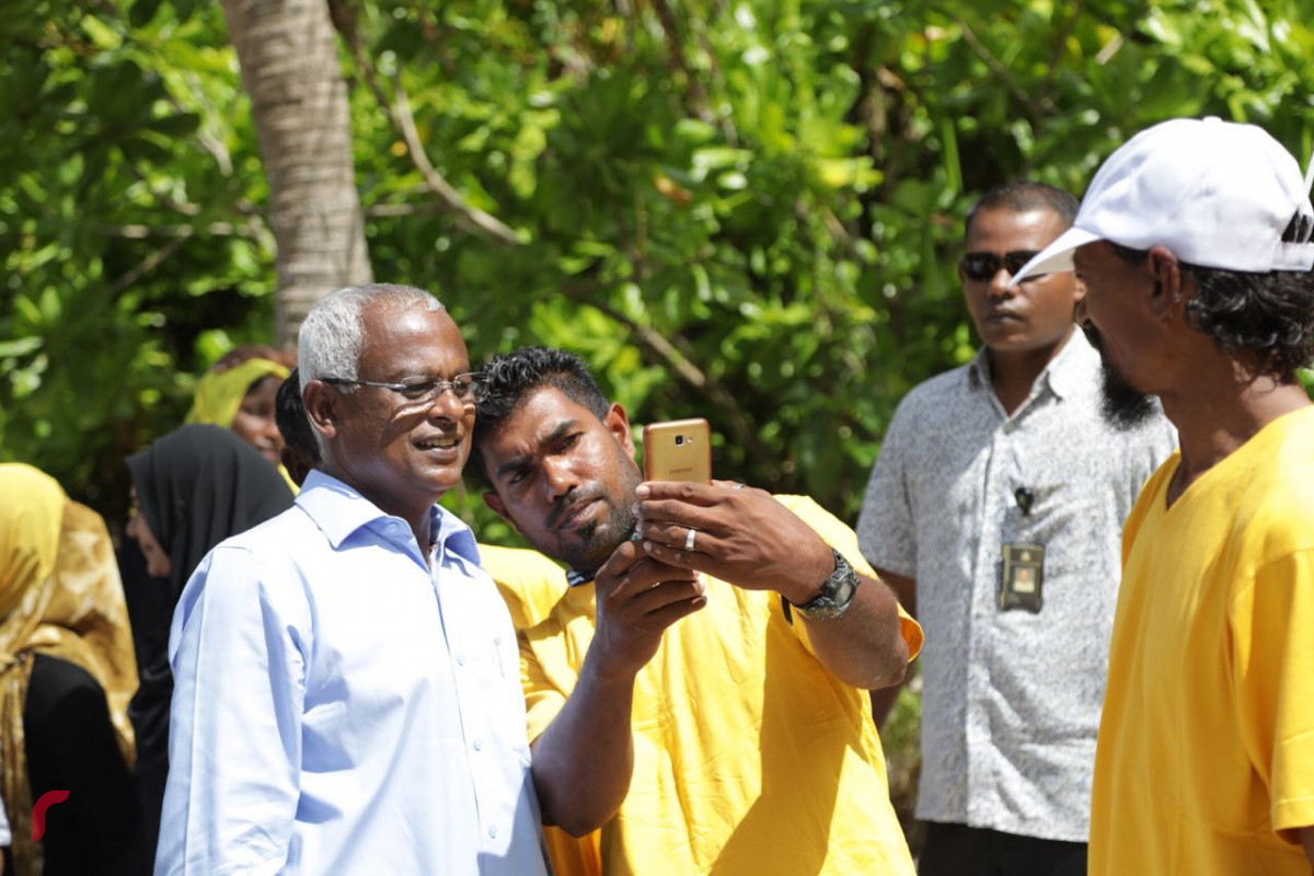 ސެޕްޓެމްބަރު 5، 2018: ގުޅިފައިވާ އިއްތިހާދުގެ ރިޔާސީ ކެންޑިޑޭޓް އިބްރާހިމް މުހައްމަދު ސޯލިހު ހއ އަތޮޅަށް ކުރައްވަމުން ގެންދަވާ ދަތުރުފުޅުގައި ހއ މޮޅަދޫއަށް ވަޑައިގަތުމުން މޮޅަދޫ ރައްޔިތުން އިބްރާހިމް މުހައްމަދު ސޯލިހުއަށް މަރުހަބާ ދަންނަވަނީ.