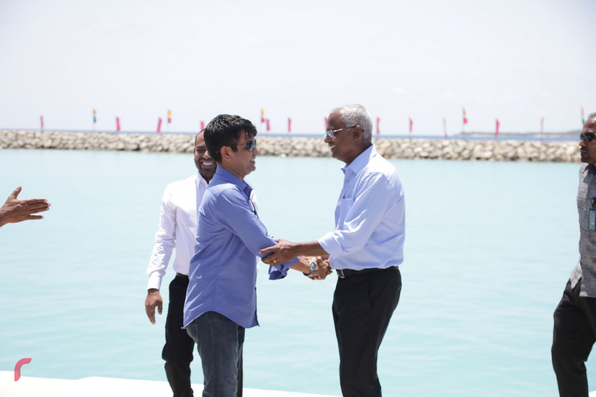 ސެޕްޓެމްބަރު 5، 2018: ގުޅިފައިވާ އިއްތިހާދުގެ ރިޔާސީ ކެންޑިޑޭޓް އިބްރާހިމް މުހައްމަދު ސޯލިހު ހއ އަތޮޅަށް ކުރައްވަމުން ގެންދަވާ ދަތުރުފުޅުގައި ހއ ތުރާކުނުގައި.