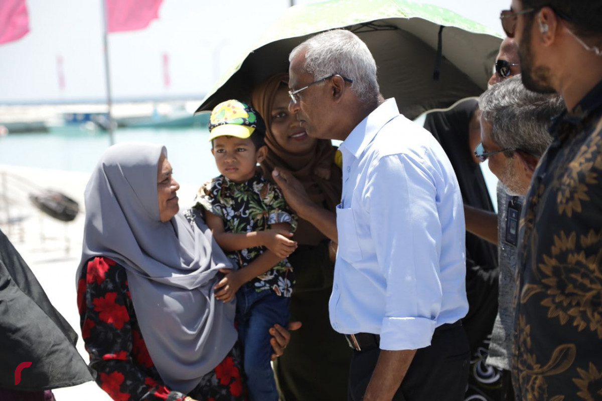 ސެޕްޓެމްބަރު 5، 2018: ގުޅިފައިވާ އިއްތިހާދުގެ ރިޔާސީ ކެންޑިޑޭޓް އިބްރާހިމް މުހައްމަދު ސޯލިހު ހއ އަތޮޅަށް ކުރައްވަމުން ގެންދަވާ ދަތުރުފުޅުގައި ހއ ތުރާކުނަށް ވަޑައިގަތުމުން އެރަށު ރައްޔިތުން އިބްރާހިމް މުހައްމަދު ސޯލިހުއަށް މަރުހަބާ ދަންނަވަނީ.