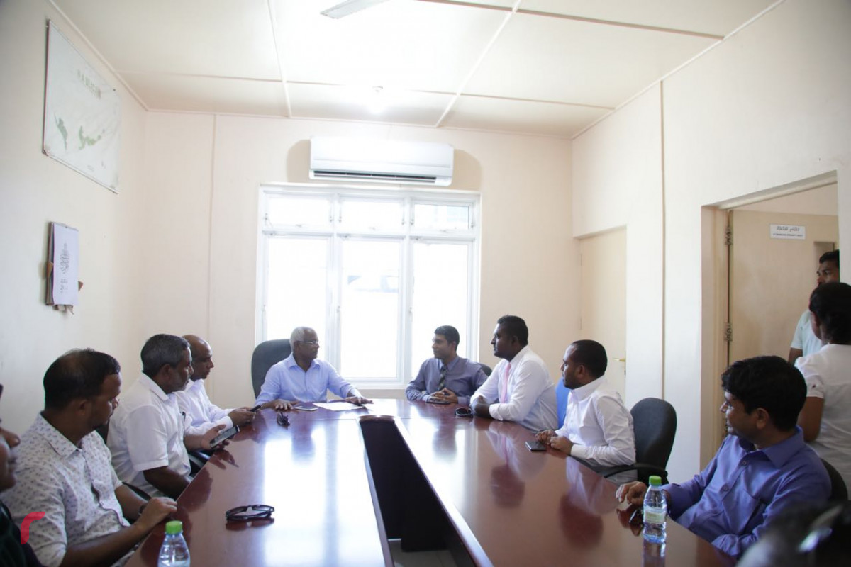 ސެޕްޓެމްބަރު 5، 2018: ގުޅިފައިވާ އިއްތިހާދުގެ ރިޔާސީ ކެންޑިޑޭޓް އިބްރާހިމް މުހައްމަދު ސޯލިހު ހއ އަތޮޅަށް ކުރައްވަމުން ގެންދަވާ ދަތުރުފުޅުގައި ހއ އުލިގަމަށް ވަޑައިގެން އުލިގަމު ކައުންސިލާއި ބައްދަލުކުރައްވަނީ