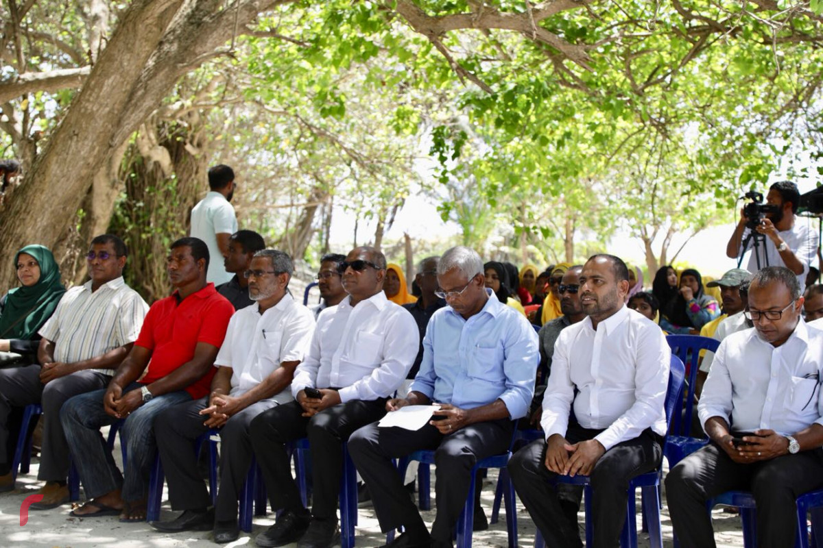 ސެޕްޓެމްބަރު 5، 2018: ގުޅިފައިވާ އިއްތިހާދުގެ ރިޔާސީ ކެންޑިޑޭޓް އިބްރާހިމް މުހައްމަދު ސޯލިހު ހއ އަތޮޅަށް ކުރައްވަމުން ގެންދަވާ ދަތުރުފުޅުގައި ހއ އުލިގަމަށް ވަޑައިގެން އުލިގަމު ރައްޔިތުންނާއި ބައްދަލުކުރައްވަނީ.