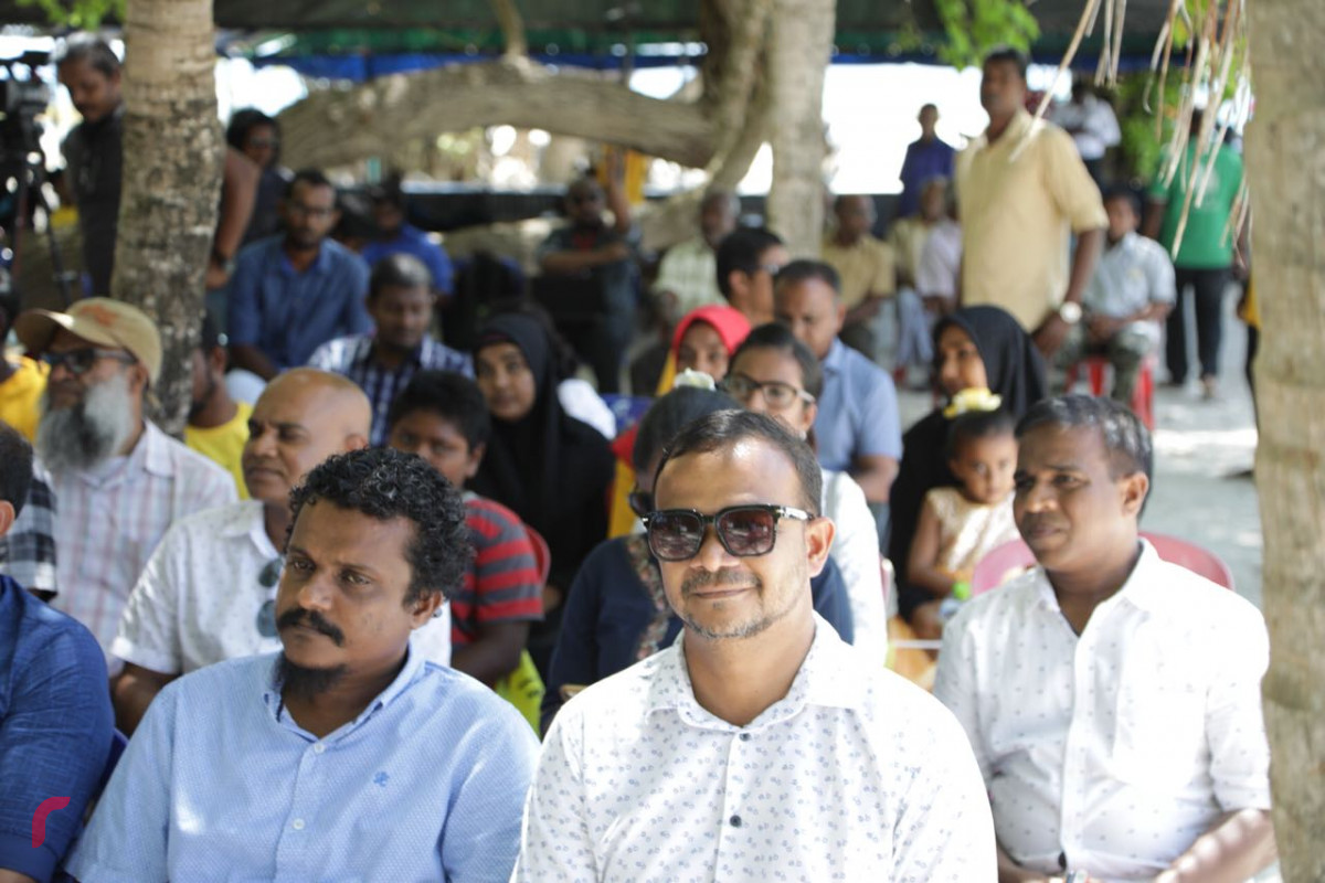 ސެޕްޓެމްބަރު 5، 2018: ގުޅިފައިވާ އިއްތިހާދުގެ ރިޔާސީ ކެންޑިޑޭޓް އިބްރާހިމް މުހައްމަދު ސޯލިހު ހއ އަތޮޅަށް ކުރައްވަމުން ގެންދަވާ ދަތުރުފުޅުގައި ހއ އުލިގަމަށް ވަޑައިގެން އުލިގަމު ރައްޔިތުންނާއި ބައްދަލުކުރައްވަނީ.