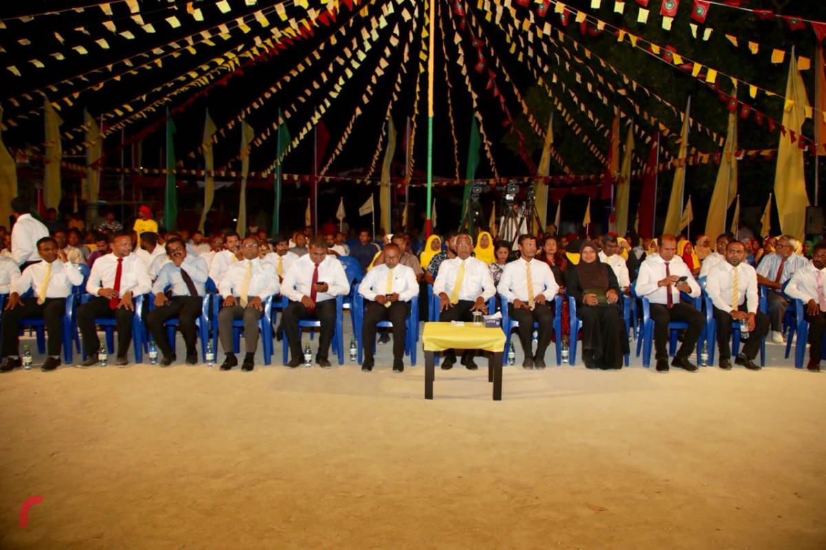 ސެޕްޓެމްބަރު 5، 2018: ގުޅިފައިވާ އިއްތިހާދުން ރިޔާސީ އިންތިހާބަށް ތައްޔާރުވުމުގެ ގޮތުން ހއ ހޯރަފުށިގައި ބޭއްވި ކެމްޕެއިން ޖަލްސާގެ ތެރެއިން. މި ޖަލްސާގައި ގުޅިފައިވާ އިއްތިހާދުގެ ރިޔާސީ ކެންޑިޑޭޓް އިބްރާހިމް މުހައްމަދު ސޯލިހު (އިބޫ)ގެ އިތުރުން އިއްތިހާދުގެ އިސްވެރިން ވަނީ ބައިވެރިވެވަޑައިގެންފައި.