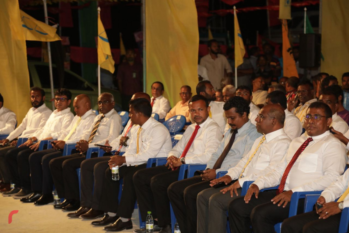 ސެޕްޓެމްބަރު 5، 2018: ގުޅިފައިވާ އިއްތިހާދުން ރިޔާސީ އިންތިހާބަށް ތައްޔާރުވުމުގެ ގޮތުން ހއ ހޯރަފުށިގައި ބޭއްވި ކެމްޕެއިން ޖަލްސާގެ ތެރެއިން. މި ޖަލްސާގައި ގުޅިފައިވާ އިއްތިހާދުގެ ރިޔާސީ ކެންޑިޑޭޓް އިބްރާހިމް މުހައްމަދު ސޯލިހު (އިބޫ)ގެ އިތުރުން އިއްތިހާދުގެ އިސްވެރިން ވަނީ ބައިވެރިވެވަޑައިގެންފައި.