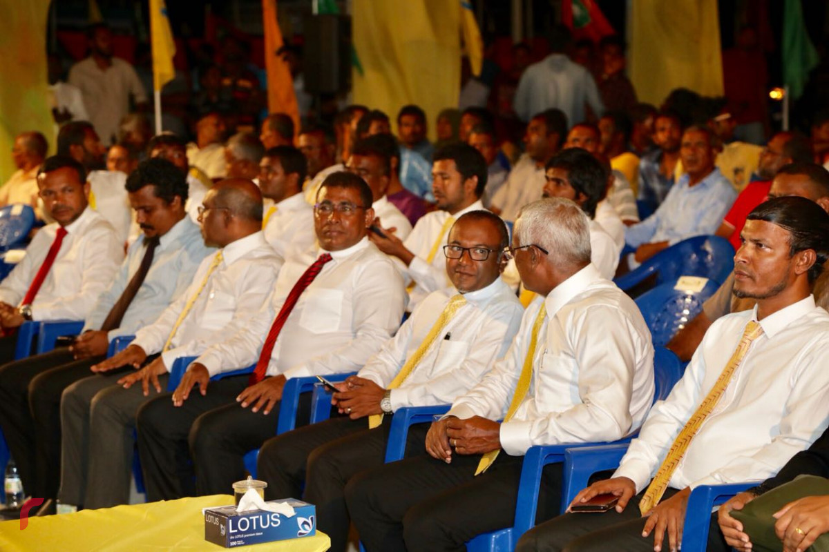 ސެޕްޓެމްބަރު 5، 2018: ގުޅިފައިވާ އިއްތިހާދުން ރިޔާސީ އިންތިހާބަށް ތައްޔާރުވުމުގެ ގޮތުން ހއ ހޯރަފުށިގައި ބޭއްވި ކެމްޕެއިން ޖަލްސާގެ ތެރެއިން. މި ޖަލްސާގައި ގުޅިފައިވާ އިއްތިހާދުގެ ރިޔާސީ ކެންޑިޑޭޓް އިބްރާހިމް މުހައްމަދު ސޯލިހު (އިބޫ)ގެ އިތުރުން އިއްތިހާދުގެ އިސްވެރިން ވަނީ ބައިވެރިވެވަޑައިގެންފައި.