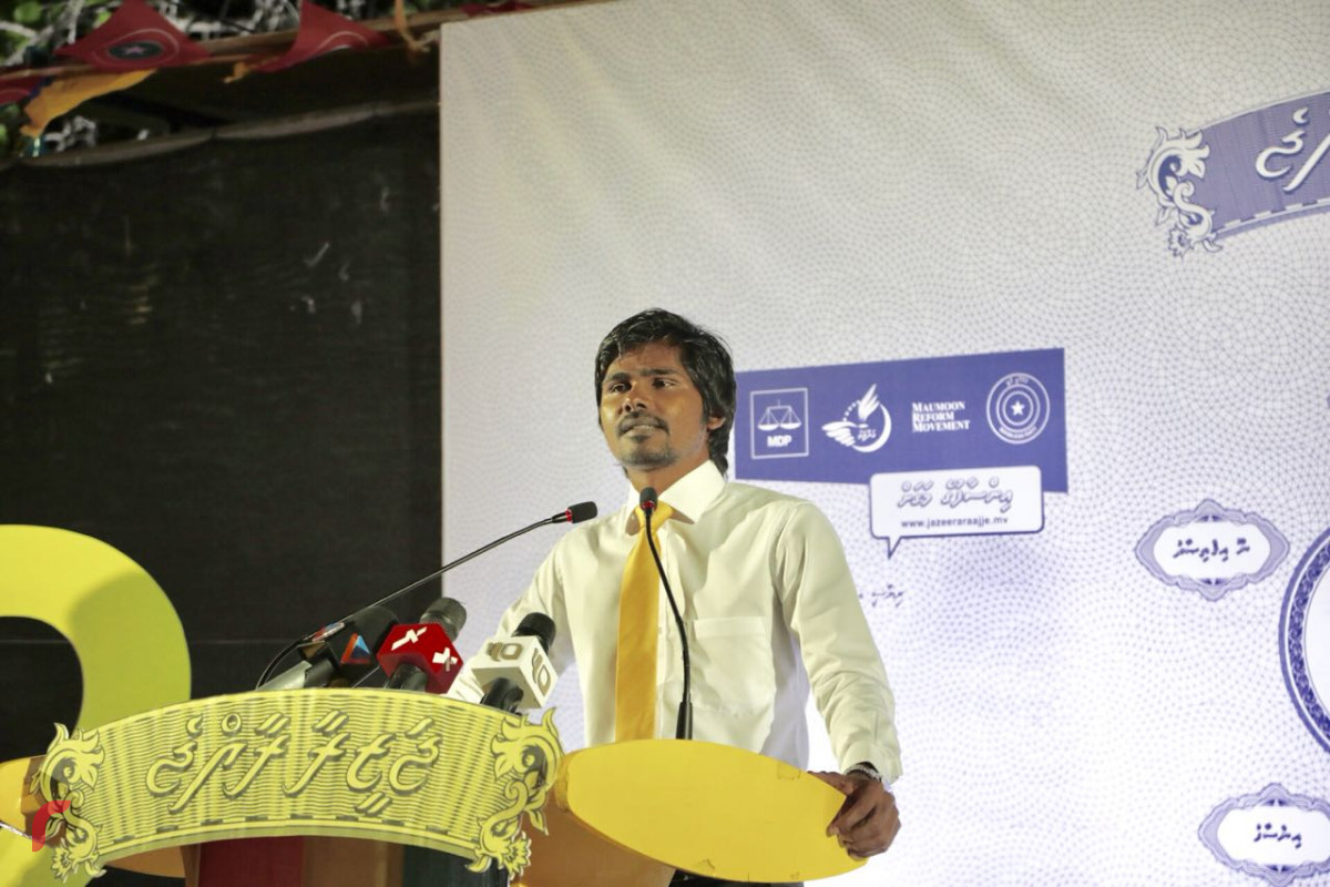 ސެޕްޓެމްބަރު 5، 2018: ގުޅިފައިވާ އިއްތިހާދުން އިންތިޒާމްކޮށްގެން ހއ ހޯރަފުށީގައި ބޭއްވި ކެމްޕެއިން ޖަލްސާގައި އެމްޑީޕީ މަޑުއްވަރި ދާއިރާގެ ރައީސް މޫސާ އަލި މަނިކު ވާހަކަފުޅު ދައްކަވަނީ.