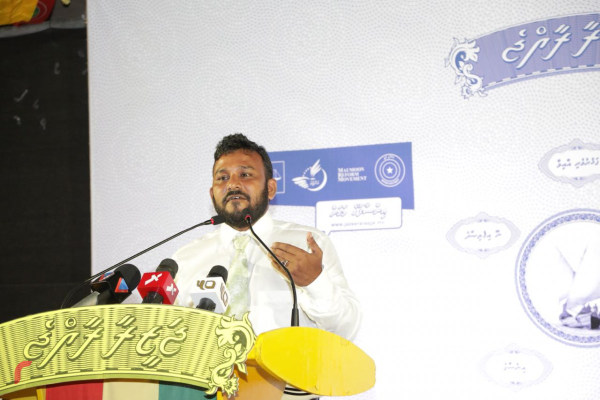 ސެޕްޓެމްބަރު 5، 2018: ގުޅިފައިވާ އިއްތިހާދުން އިންތިޒާމްކޮށްގެން ހއ ހޯރަފުށީގައި ބޭއްވި ކެމްޕެއިން ޖަލްސާގައި އަދާލަތު ޕާޓީގެ ޔޫތު މެމްބަރު ތޫބާ ރަޝީދު ވާހަކަފުޅު ދައްކަވަނީ.