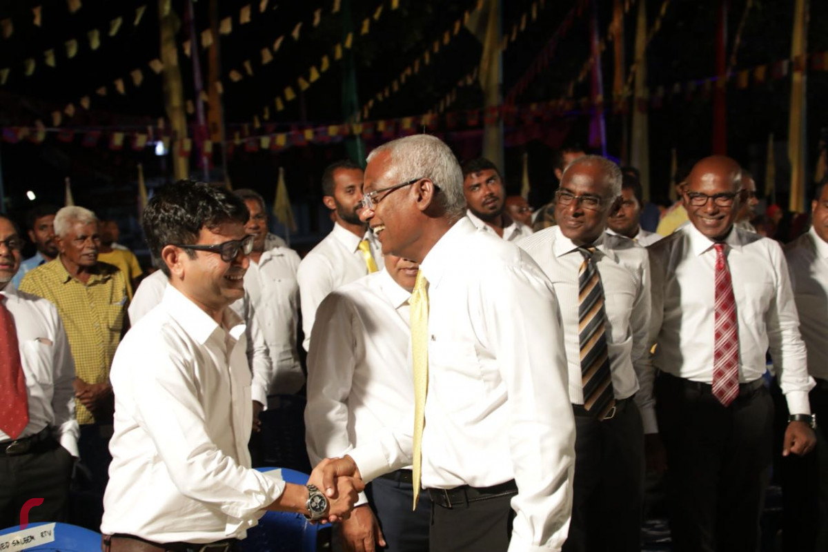 ސެޕްޓެމްބަރު 5، 2018: ގުޅިފައިވާ އިއްތިހާދުން ރިޔާސީ އިންތިހާބަށް ތައްޔާރުވުމުގެ ގޮތުން ހއ ހޯރަފުށިގައި ބޭއްވި ކެމްޕެއިން ޖަލްސާގެ ތެރެއިން. މި ޖަލްސާގައި ގުޅިފައިވާ އިއްތިހާދުގެ ރިޔާސީ ކެންޑިޑޭޓް އިބްރާހިމް މުހައްމަދު ސޯލިހު (އިބޫ)ގެ އިތުރުން އިއްތިހާދުގެ އިސްވެރިން ވަނީ ބައިވެރިވެވަޑައިގެންފައި.