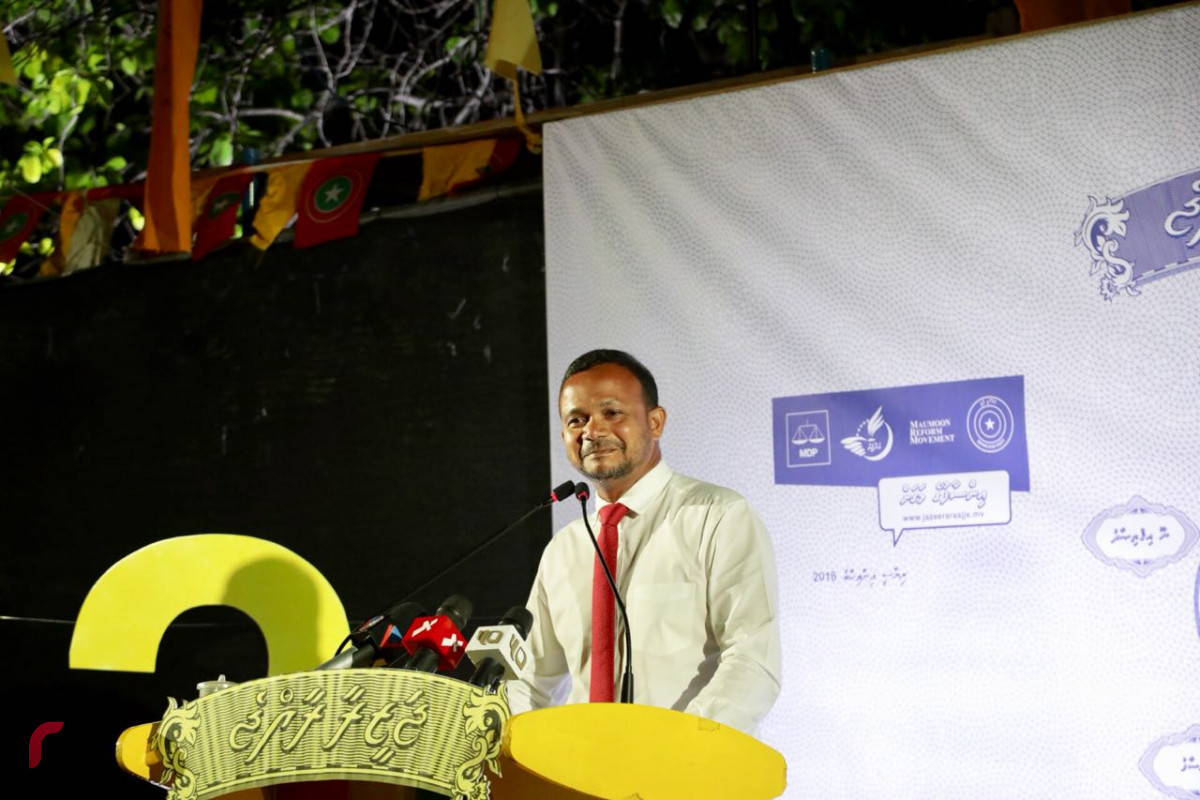 ސެޕްޓެމްބަރު 5، 2018: ގުޅިފައިވާ އިއްތިހާދުން އިންތިޒާމްކޮށްގެން ހއ ހޯރަފުށީގައި ބޭއްވި ކެމްޕެއިން ޖަލްސާގައި ކެންދޫ ދާއިރާގެ މަޖިލިސް މެމްބަރު އަލީ ހުސައިން ވާހަކަފުޅު ދައްކަވަނީ.