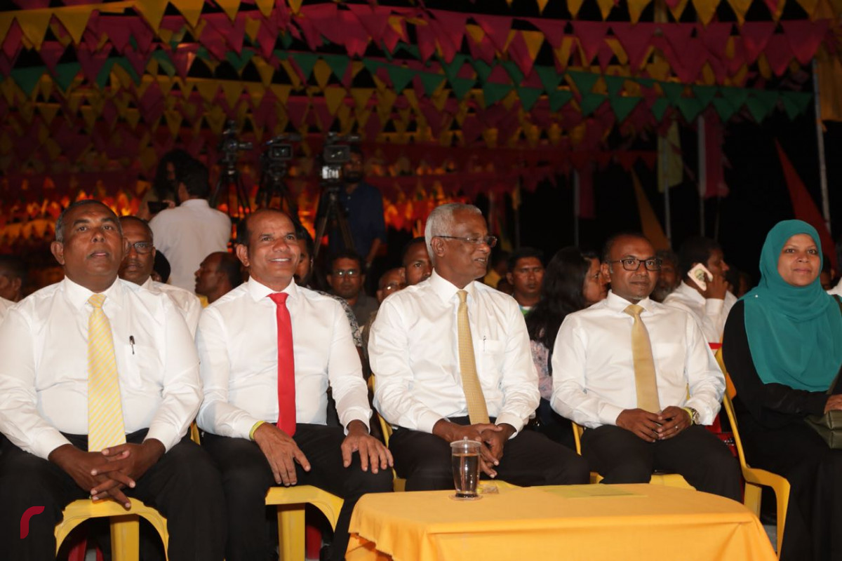 ސެޕްޓެމްބަރު 6، 2018: ގުޅިފައިވާ އިއްތިހާދުން ރިޔާސީ އިންތިހާބަށް ތައްޔާރުވުމުގެ ގޮތުން ހއ. ދިއްދޫގައި ބޭއްވި ކެމްޕެއިން ޖަލްސާގެ ތެރެއިން. މި ޖަލްސާގައި ގުޅިފައިވާ އިއްތިހާދުގެ ރިޔާސީ ކެންޑިޑޭޓް އިބްރާހިމް މުހައްމަދު ސޯލިހު (އިބޫ) ގެ އިތުރުން އިއްތިހާދުގެ އިސްވެރިން ވަނީ ބައިވެރިވެވަޑައިގެންފައި.