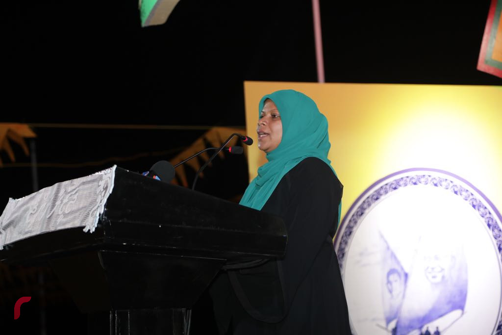 ސެޕްޓެމްބަރު 6، 2018: ގުޅިފައިވާ އިއްތިހާދުން ރިޔާސީ އިންތިހާބަށް ތައްޔާރުވުމުގެ ގޮތުން ހއ. ދިއްދޫގައި ބޭއްވި ކެމްޕެއިން ޖަލްސާގައި މަކުނުދޫ ދާއިރާގެ މަޖިލިސް މެމްބަރު އަނާރާ ނައީމް ވާހަކަ ދައްކަވަނީ