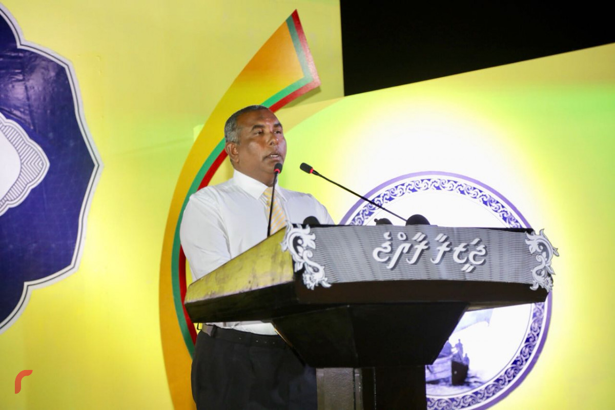 ސެޕްޓެމްބަރު 6، 2018: ގުޅިފައިވާ އިއްތިހާދުން ރިޔާސީ އިންތިހާބަށް ތައްޔާރުވުމުގެ ގޮތުން ހއ. ދިއްދޫގައި ބޭއްވި ކެމްޕެއިން ޖަލްސާގައި ދިއްދޫ ކައުންސިލްގެ ނާއިބު ރައީސް މުހައްމަދު ހާޝިމް ވާހަކަފުޅު ދައްކަވަނީ