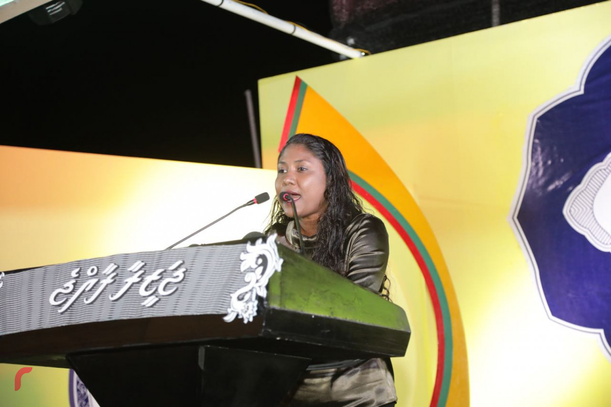 ސެޕްޓެމްބަރު 6، 2018: ގުޅިފައިވާ އިއްތިހާދުން ރިޔާސީ އިންތިހާބަށް ތައްޔާރުވުމުގެ ގޮތުން ހއ. ދިއްދޫގައި ބޭއްވި ކެމްޕެއިން ޖަލްސާގައި އެމްޑީޕީގެ ލީގަލް ޑިރެކްޓަރު ހިސާން ހުސައިން ވާހަކަފުޅު ދައްކަވަނީ