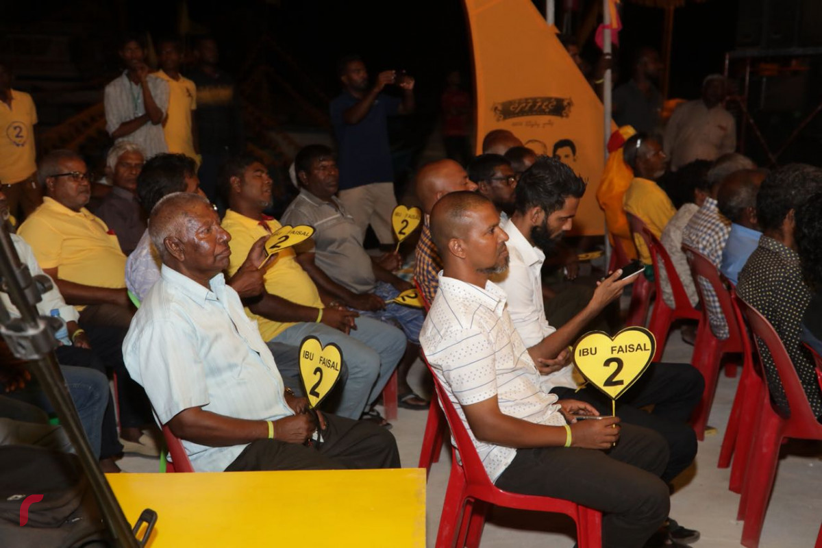 ސެޕްޓެމްބަރު 6، 2018: ގުޅިފައިވާ އިއްތިހާދުން ރިޔާސީ އިންތިހާބަށް ތައްޔާރުވުމުގެ ގޮތުން ހއ. ދިއްދޫގައި ބޭއްވި ކެމްޕެއިން ޖަލްސާގެ ތެރެއިން. މި ޖަލްސާގައި ގުޅިފައިވާ އިއްތިހާދުގެ ރިޔާސީ ކެންޑިޑޭޓް އިބްރާހިމް މުހައްމަދު ސޯލިހު (އިބޫ) ގެ އިތުރުން އިއްތިހާދުގެ އިސްވެރިން ވަނީ ބައިވެރިވެވަޑައިގެންފައި.