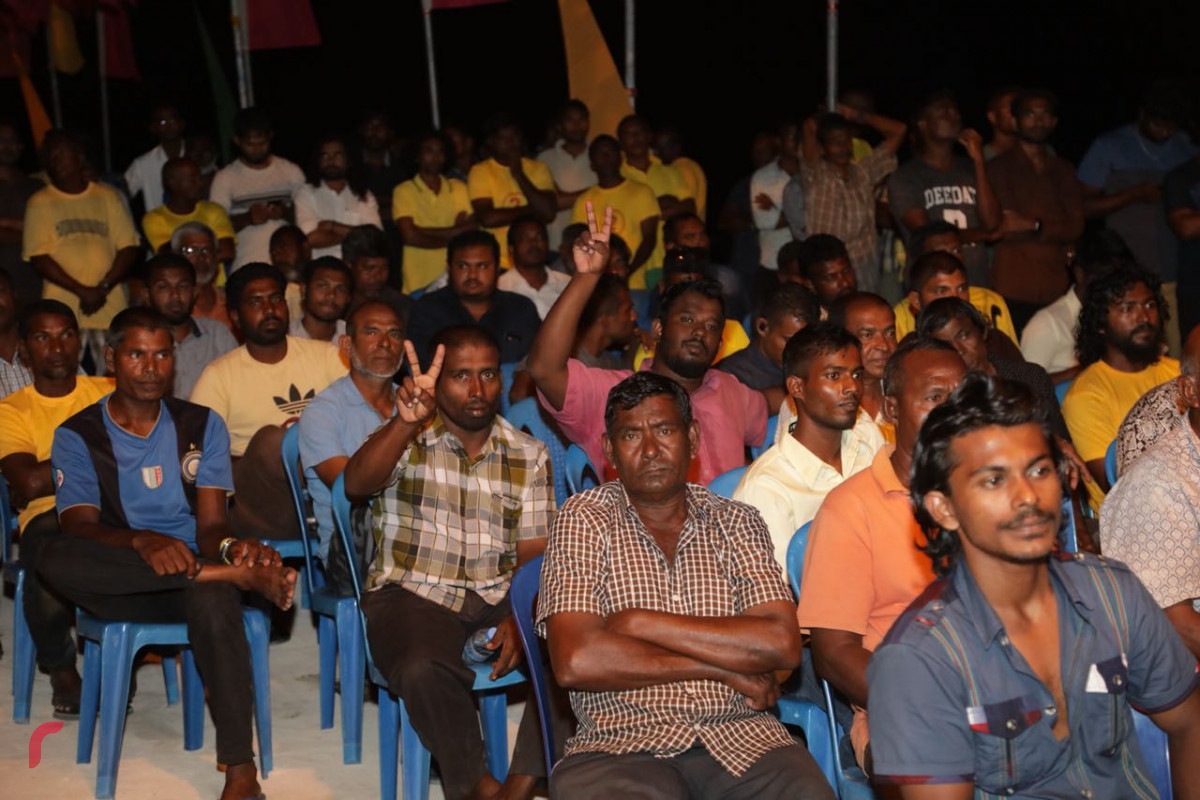 ސެޕްޓެމްބަރު 6، 2018: ގުޅިފައިވާ އިއްތިހާދުން ރިޔާސީ އިންތިހާބަށް ތައްޔާރުވުމުގެ ގޮތުން ހއ ދިއްދޫގައި ބޭއްވި ކެމްޕެއިން ޖަލްސާގެ ތެރެއިން. މި ޖަލްސާގައި ގުޅިފައިވާ އިއްތިހާދުގެ ރިޔާސީ ކެންޑިޑޭޓް އިބްރާހިމް މުހައްމަދު ސޯލިހު (އިބޫ)ގެ އިތުރުން އިއްތިހާދުގެ އިސްވެރިން ވަނީ ބައިވެރިވެވަޑައިގެންފައި.