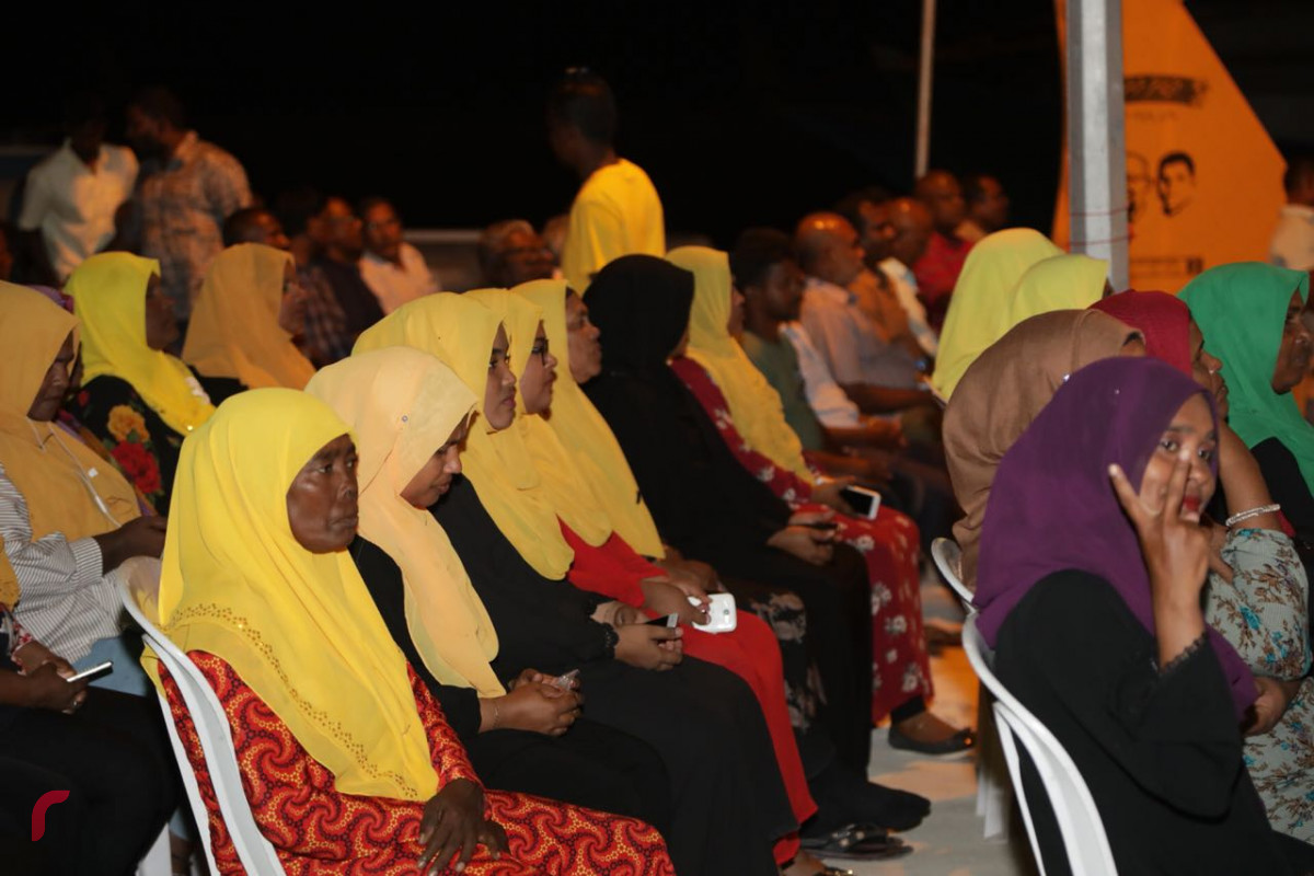 ސެޕްޓެމްބަރު 6، 2018: ގުޅިފައިވާ އިއްތިހާދުން ރިޔާސީ އިންތިހާބަށް ތައްޔާރުވުމުގެ ގޮތުން ހއ ދިއްދޫގައި ބޭއްވި ކެމްޕެއިން ޖަލްސާގެ ތެރެއިން. މި ޖަލްސާގައި ގުޅިފައިވާ އިއްތިހާދުގެ ރިޔާސީ ކެންޑިޑޭޓް އިބްރާހިމް މުހައްމަދު ސޯލިހު (އިބޫ)ގެ އިތުރުން އިއްތިހާދުގެ އިސްވެރިން ވަނީ ބައިވެރިވެވަޑައިގެންފައި.