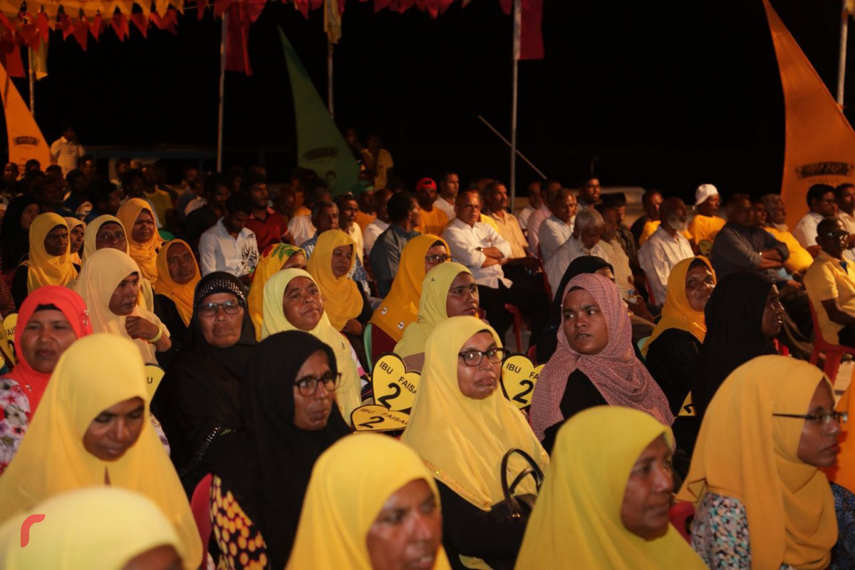 ސެޕްޓެމްބަރު 6، 2018: ގުޅިފައިވާ އިއްތިހާދުން ރިޔާސީ އިންތިހާބަށް ތައްޔާރުވުމުގެ ގޮތުން ހއ. ދިއްދޫގައި ބޭއްވި ކެމްޕެއިން ޖަލްސާގެ ތެރެއިން. މި ޖަލްސާގައި ގުޅިފައިވާ އިއްތިހާދުގެ ރިޔާސީ ކެންޑިޑޭޓް އިބްރާހިމް މުހައްމަދު ސޯލިހު (އިބޫ)ގެ އިތުރުން އިއްތިހާދުގެ އިސްވެރިން ވަނީ ބައިވެރިވެވަޑައިގެންފައި.