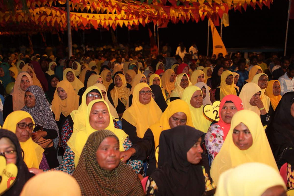 ސެޕްޓެމްބަރު 6، 2018: ގުޅިފައިވާ އިއްތިހާދުން ރިޔާސީ އިންތިހާބަށް ތައްޔާރުވުމުގެ ގޮތުން ހއ ދިއްދޫގައި ބޭއްވި ކެމްޕެއިން ޖަލްސާގެ ތެރެއިން. މި ޖަލްސާގައި ގުޅިފައިވާ އިއްތިހާދުގެ ރިޔާސީ ކެންޑިޑޭޓް އިބްރާހިމް މުހައްމަދު ސޯލިހު (އިބޫ)ގެ އިތުރުން އިއްތިހާދުގެ އިސްވެރިން ވަނީ ބައިވެރިވެވަޑައިގެންފައި.