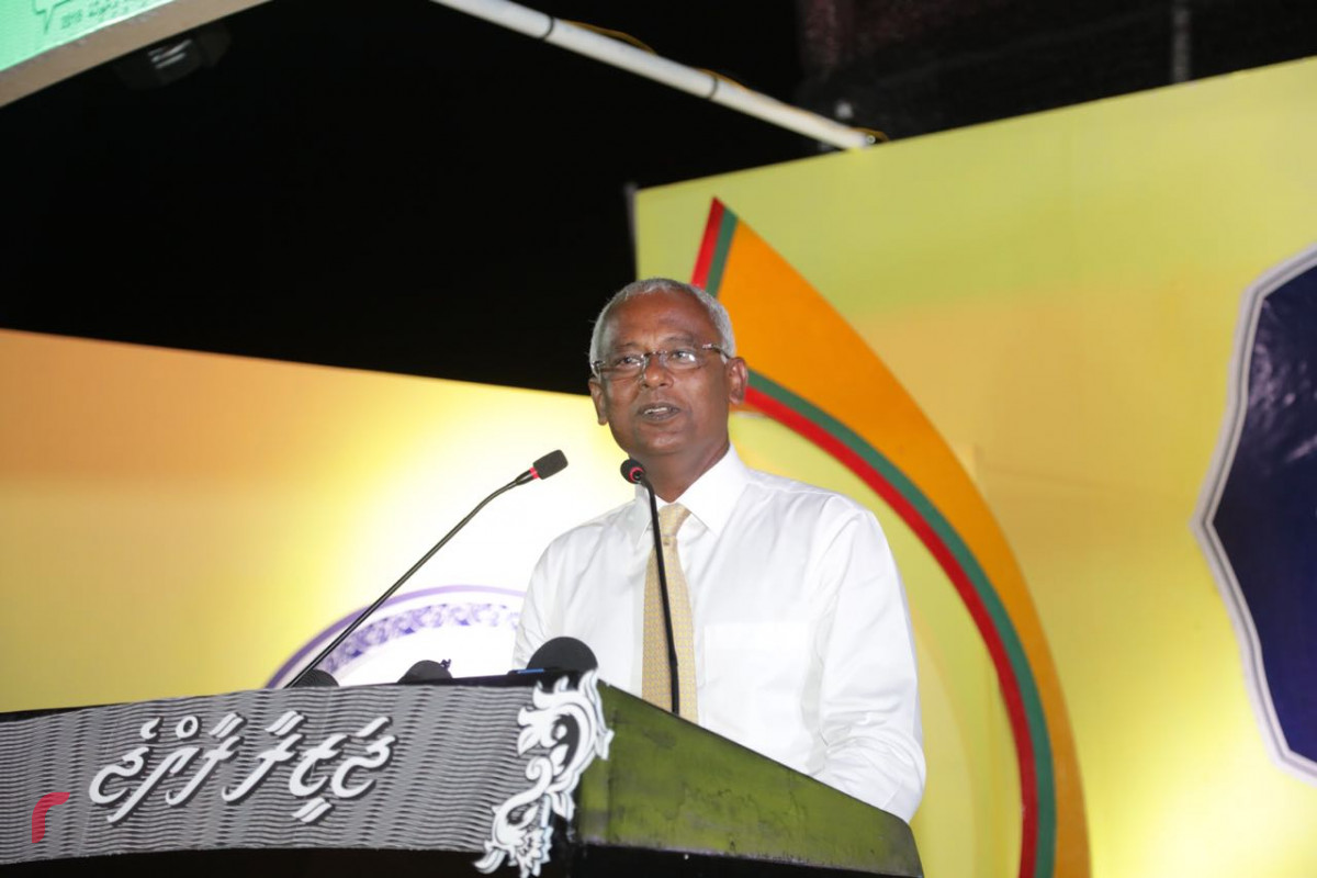 ސެޕްޓެމްބަރު 6، 2018: ގުޅިފައިވާ އިއްތިހާދުން ރިޔާސީ އިންތިހާބަށް ތައްޔާރުވުމުގެ ގޮތުން ހއ. ދިއްދޫގައި ބޭއްވި ކެމްޕެއިން ޖަލްސާގައި އިއްތިހާދުގެ ރިޔާސީ ކެނޑިޑޭޓް އިބްރާހިމް މުހައްމަދު ސޯލިހު ވާހަކަފުޅު ދައްކަވަނީ