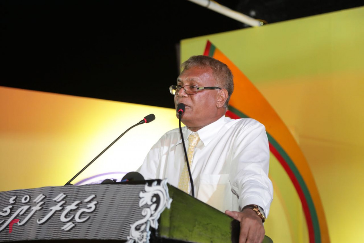 ސެޕްޓެމްބަރު 6، 2018: ގުޅިފައިވާ އިއްތިހާދުން ރިޔާސީ އިންތިހާބަށް ތައްޔާރުވުމުގެ ގޮތުން ހއ ދިއްދޫގައި ބޭއްވި ކެމްޕެއިން ޖަލްސާގައި މަރަދޫ ދާއިރާގެ މަޖިލިސް މެމްބަރު އިބްރާހިމް ޝަރީފް ވާހަކަފުޅު ދައްކަވަނީ