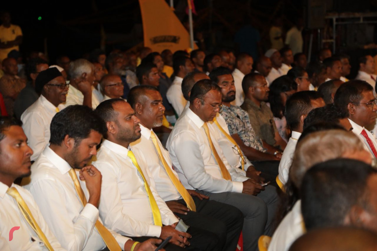 ސެޕްޓެމްބަރު 6، 2018: ގުޅިފައިވާ އިއްތިހާދުން ރިޔާސީ އިންތިހާބަށް ތައްޔާރުވުމުގެ ގޮތުން ހއ ދިއްދޫގައި ބޭއްވި ކެމްޕެއިން ޖަލްސާގެ ތެރެއިން. މި ޖަލްސާގައި ގުޅިފައިވާ އިއްތިހާދުގެ ރިޔާސީ ކެންޑިޑޭޓް އިބްރާހިމް މުހައްމަދު ސޯލިހު (އިބޫ)ގެ އިތުރުން އިއްތިހާދުގެ އިސްވެރިން ވަނީ ބައިވެރިވެވަޑައިގެންފައި.