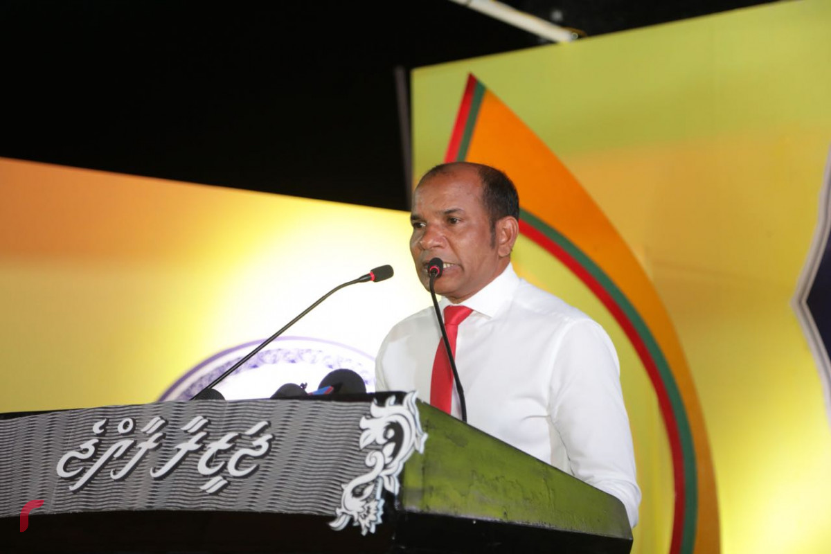 ސެޕްޓެމްބަރު 6، 2018: ގުޅިފައިވާ އިއްތިހާދުން ރިޔާސީ އިންތިހާބަށް ތައްޔާރުވުމުގެ ގޮތުން ހއ ދިއްދޫގައި ބޭއްވި ކެމްޕެއިން ޖަލްސާގައި ދިއްދޫ ދާއިރާގެ މަޖިލިސް މެމްބަރު އަބްދުލް ލަތީފް އަހްމަދު ވާހަކަފުޅު ދައްކަވަނީ