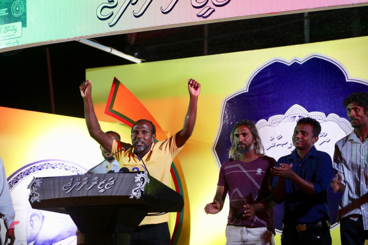 ސެޕްޓެމްބަރު 6، 2018: ގުޅިފައިވާ އިއްތިހާދުން ރިޔާސީ އިންތިހާބަށް ތައްޔާރުވުމުގެ ގޮތުން ހއ ދިއްދޫގައި ބޭއްވި ކެމްޕެއިން ޖަލްސާގައި  ދިއްދޫ ފެނަކައިގެ އެސިސްޓަންޓް މެނޭޖަރު އަދި ބައެއް މުވައްޒިފުން ގުޅިފައިވާ އިއްތިހާދަށް ތާއީދު ކުރަށްވައި އިއްތިހާދާއި ގުޅިވަޑައިގަންނަވަނީ