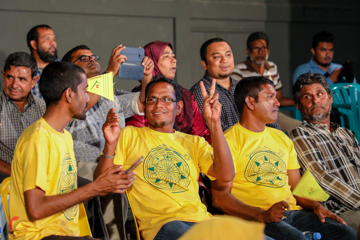 ސެޕްޓެމްބަރު 8، 2018: "އިންސާފުގެ މަގަށް" ނަމުގައި ގުޅިފައިވާ ޕާޓީތަކުން ހޮނިހިރު ދުވަހުގެ ރޭ ކާނިވާ ސަރަހައްދުގައި ބޭއްވި ޖަލްސާއަށް ހާޒިރުވި ބައެއް މީހުން. -- ފޮޓޯ: މުހައްމަދު ޝަރުހާން/ ރާއްޖެ އެމްވީ