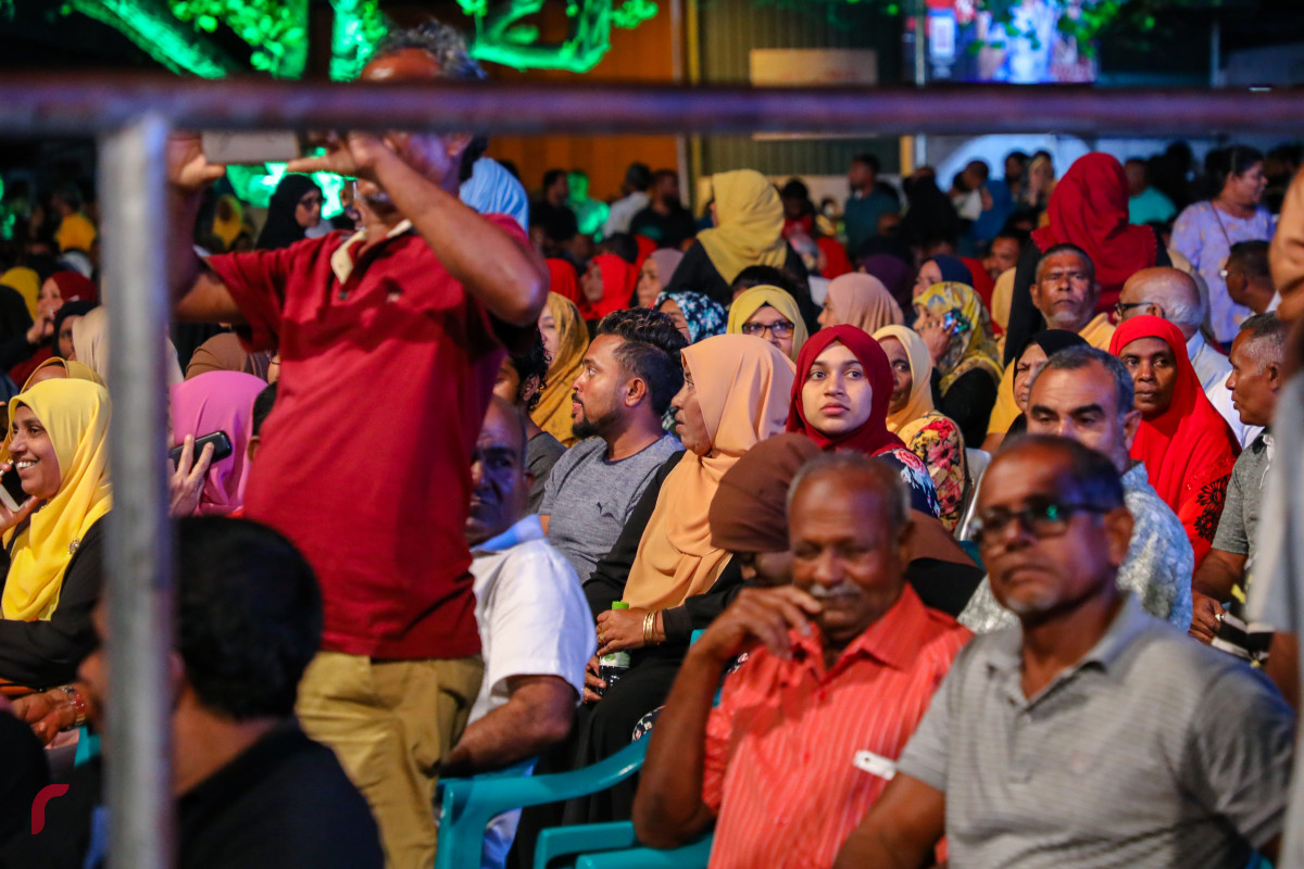 ސެޕްޓެމްބަރު 8، 2018: "އިންސާފުގެ މަގަށް" ނަމުގައި ގުޅިފައިވާ ޕާޓީތަކުން ހޮނިހިރު ދުވަހުގެ ރޭ ކާނިވާ ސަރަހައްދުގައި ބޭއްވި ޖަލްސާއަށް މީހުން ހާޒިރުވަނީ-- ފޮޓޯ: މުހައްމަދު ޝަރުހާން/ ރާއްޖެ އެމްވީ