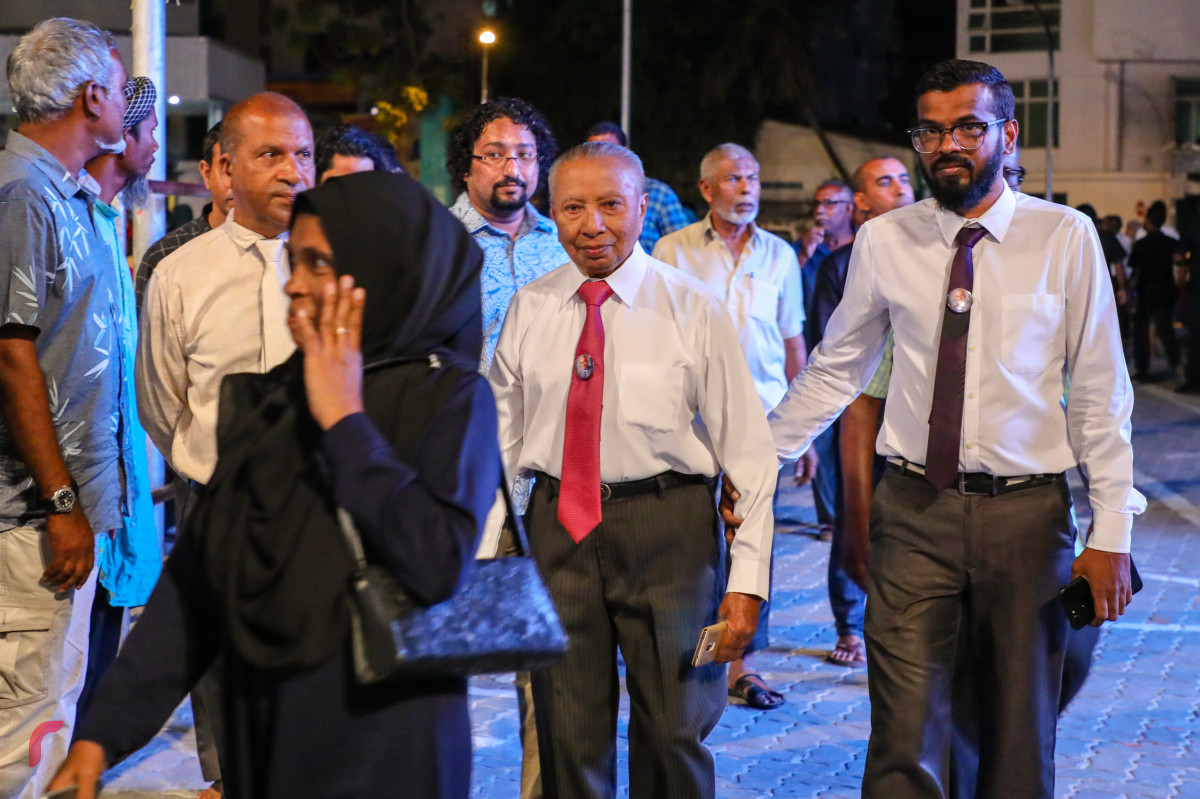 ސެޕްޓެމްބަރު 8، 2018: "އިންސާފުގެ މަގަށް" ނަމުގައި ގުޅިފައިވާ ޕާޓީތަކުން ހޮނިހިރު ދުވަހުގެ ރޭ ކާނިވާ ސަރަހައްދުގައި ބޭއްވި ޖަލްސާއަށް ކުރީގެ މިނިސްޓަރު އުމަރު ޒާހިރު ހާޒިރުވެވަޑައިގަންނަވަނީ. -- ފޮޓޯ: މުހައްމަދު ޝަރުހާން/ ރާއްޖެ އެމްވީ