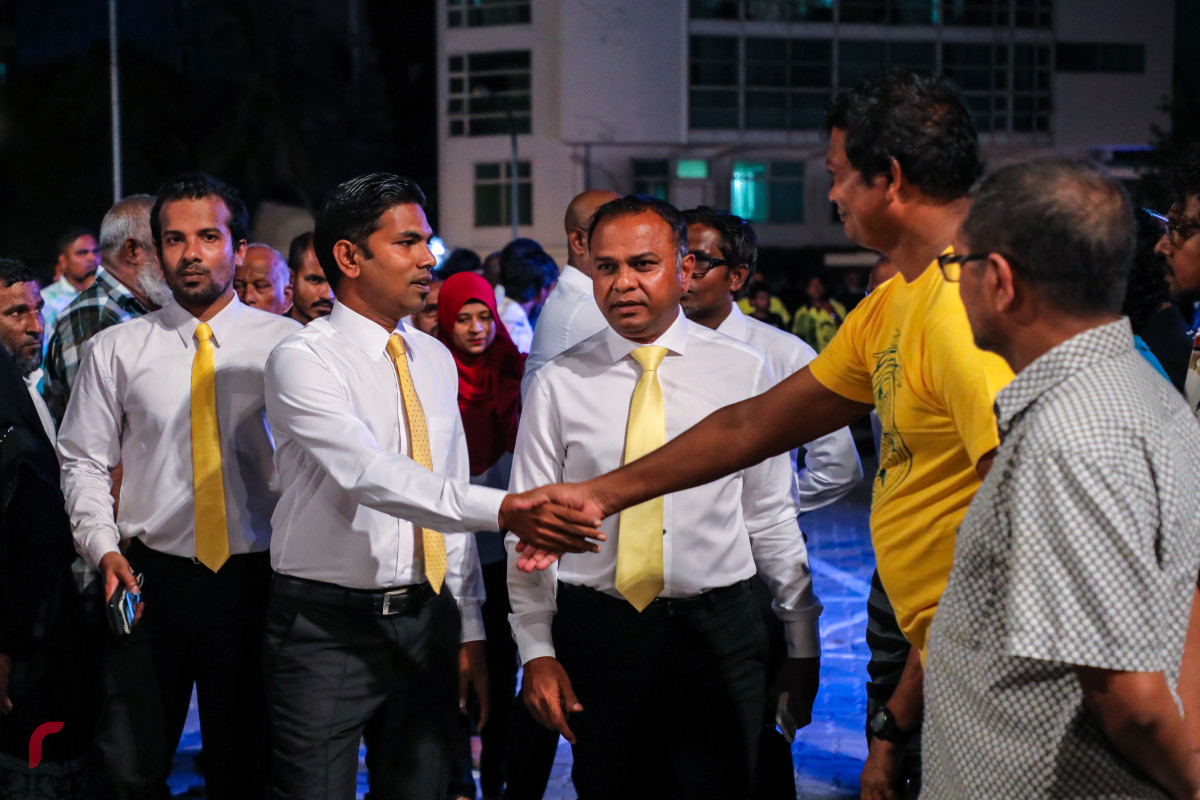 ސެޕްޓެމްބަރު 8، 2018: "އިންސާފުގެ މަގަށް" ނަމުގައި ގުޅިފައިވާ ޕާޓީތަކުން ހޮނިހިރު ދުވަހުގެ ރޭ ކާނިވާ ސަރަހައްދުގައި ބޭއްވި ޖަލްސާއަށް މީހުން ހާޒިރުވަނީ-- ފޮޓޯ: މުހައްމަދު ޝަރުހާން/ ރާއްޖެ އެމްވީ