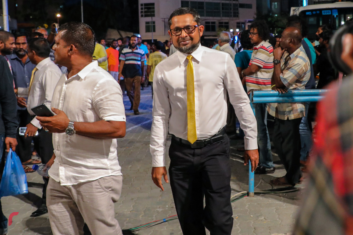 ސެޕްޓެމްބަރު 8، 2018: "އިންސާފުގެ މަގަށް" ނަމުގައި ގުޅިފައިވާ ޕާޓީތަކުން ހޮނިހިރު ދުވަހުގެ ރޭ ކާނިވާ ސަރަހައްދުގައި ބޭއްވި ޖަލްސާއަށް މަޖިލީހުގެ މެމްބަރު މަރުޒޫގު ވަޑައިގަންނަވަނީ. -- ފޮޓޯ: މުހައްމަދު ޝަރުހާން/ ރާއްޖެ އެމްވީ