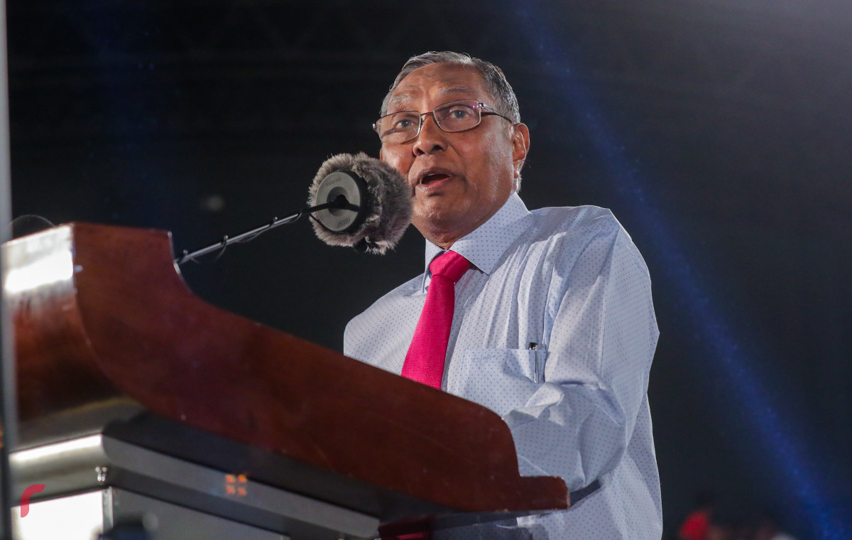 ސެޕްޓެމްބަރު 8، 2018: "އިންސާފުގެ މަގަށް" ނަމުގައި ގުޅިފައިވާ ޕާޓީތަކުން ހޮނިހިރު ދުވަހުގެ ރޭ ކާނިވާ ސަރަހައްދުގައި ބޭއްވި ޖަލްސާގައި، މައުމޫން ރިފޯމް މޫވްމެންޓް ފަރާތުން، ކުރީގެ މިނިސްޓަރު އައްބާސް އިބްރާހިމް ވާހަކަ ދައްކަވަނީ. -- ފޮޓޯ: މުހައްމަދު ޝަރުހާން/ ރާއްޖެ އެމްވީ